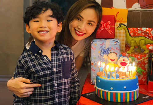 Hoa hậu Diễm Hương và gia đình tổ chức tiệc sinh nhật 5 tuổi cho con trai, nhưng ông xã lại vắng mặt giữa tin đồn ly hôn