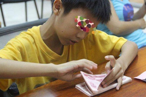 Con trai ăn cắp 700.000 đồng mua đồ chơi, cách xử trí cực khéo của người cha khiến con không bao giờ dám tái phạm