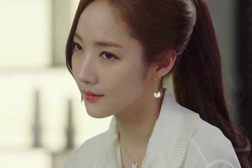 Từ chối liên hoan nội bộ vì lười rửa bát, cô thư ký giám đốc bị cả công ty mỉa móc nhưng chỉ đáp trả một câu khiến đồng nghiệp cứng họng