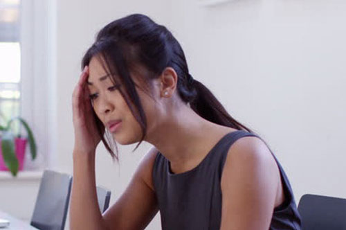 Lật tung đồ để dọn nhà, tôi nhặt được chiếc túi hồ sơ cũ mẹ chồng giấu dưới đệm nên mở ra xem và rồi bần thần vì những ghi chép của bà