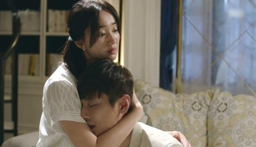 Ngay đêm tân hôn, cô vợ trẻ bị "sốc toàn tập" với hành động của người chồng thọt chân