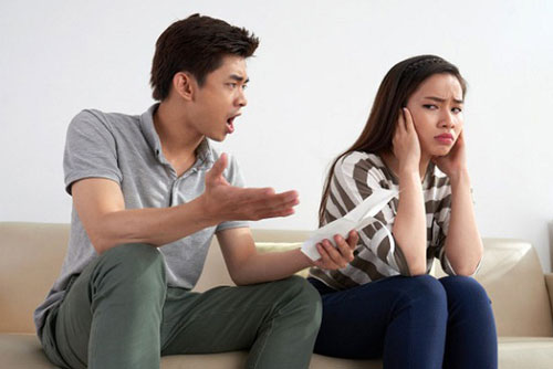 Vừa nhận quyết định ly hôn, tôi đang bần thần suy nghĩ thì vợ cũ ném cho một tờ giấy rồi cười tươi rói: "Em muốn anh ôm hận suốt đời"