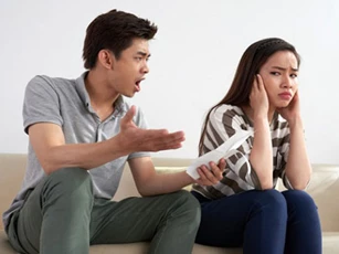 Vừa nhận quyết định ly hôn, tôi đang bần thần suy nghĩ thì vợ cũ ném cho một tờ giấy rồi cười tươi rói: "Em muốn anh ôm hận suốt đời"