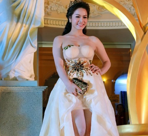 Váy "tàng hình" dưới đèn flash, lộ nội y khiến mỹ nhân Việt muối mặt