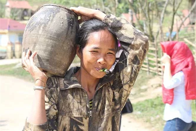 Cuộc sống săn bắt, hái lượm như người nguyên thủy ở bộ tộc kỳ lạ nhất Việt Nam - ảnh 4