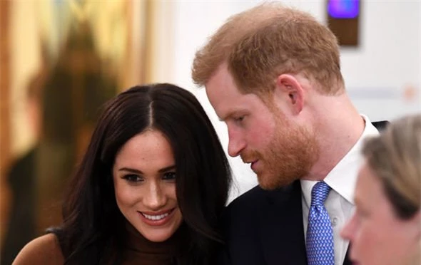 Hé lộ thông tin Nữ hoàng từng "nhún nhường" cháu dâu Meghan Markle, đích thân gọi điện thoại hỏi thăm nhưng bị đối xử phũ phàng - Ảnh 3.