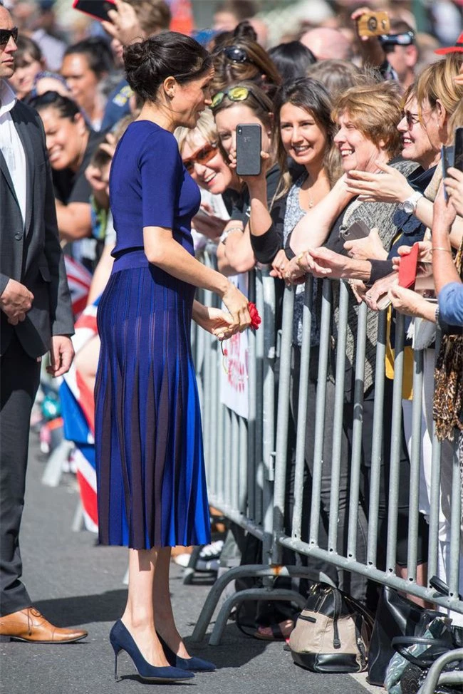 Meghan Markle bao lần như "tát vào mặt" cả Hoàng gia Anh, lên đồ lấn lướt cả Công nương Diana và Kate Middleton - Ảnh 4.