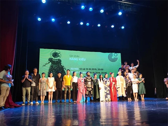 NSND Hồng Vân và các nghệ sĩ tham gia dự án Nàng Kiều của Nhà hát Tuổi Trẻ.