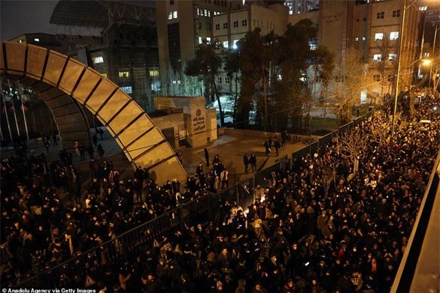 Người Iran biểu tình đòi lãnh đạo từ chức sau vụ bắn nhầm máy bay - 1