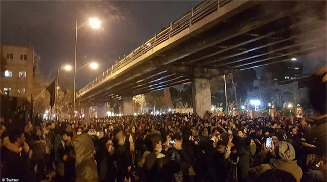 Người Iran biểu tình đòi lãnh đạo từ chức sau vụ bắn nhầm máy bay - 4