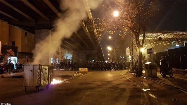 Người Iran biểu tình đòi lãnh đạo từ chức sau vụ bắn nhầm máy bay - 6