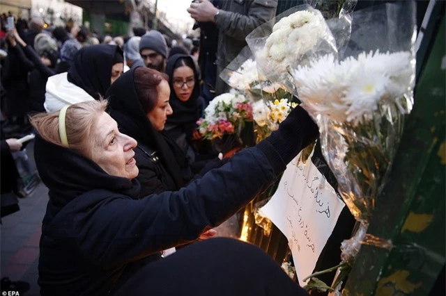 Người Iran biểu tình đòi lãnh đạo từ chức sau vụ bắn nhầm máy bay - 7