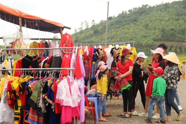 <p><em>Dịch vụ cho thuê quần áo cổ trang, dân tộc... để chụp ảnh cũng nở rộ dọc hai bên đường.</p>