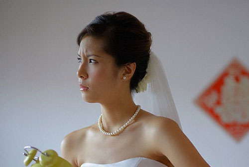 Nhận được hộp quà cưới mà chú rể cứ xoắn xuýt, tôi sinh nghi nên mở ra xem và giật mình khi thấy bên trong là một cuốn sách, còn chưa hiểu chuyện thì đã thấy anh đỏ hoe mắt