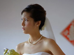Nhận được hộp quà cưới mà chú rể cứ xoắn xuýt, tôi sinh nghi nên mở ra xem và giật mình khi thấy bên trong là một cuốn sách, còn chưa hiểu chuyện thì đã thấy anh đỏ hoe mắt