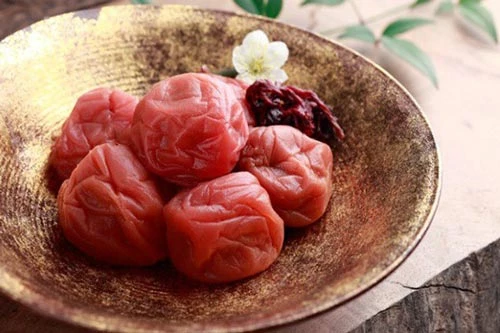 Umeboshi là món mận muối rất phổ thông trong ẩm thực Nhật Bản, được làm bằng cách đem quả mận chín ngâm muối lâu ngày rồi phơi héo.