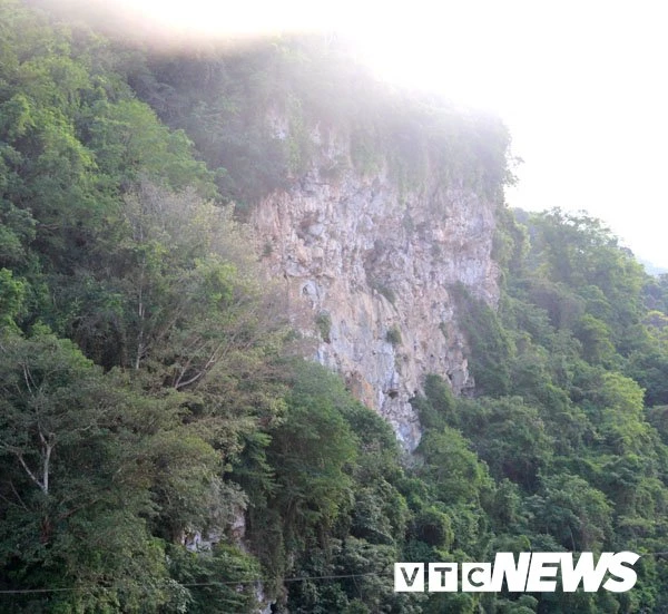 Vách núi ở trị trấn Quan Hóa, nơi có rất nhiều hang ma chứa quan tài thân cây.