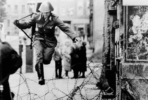 Điều gì sẽ xảy ra nếu "Bức tường Berlin" không sụp đổ?