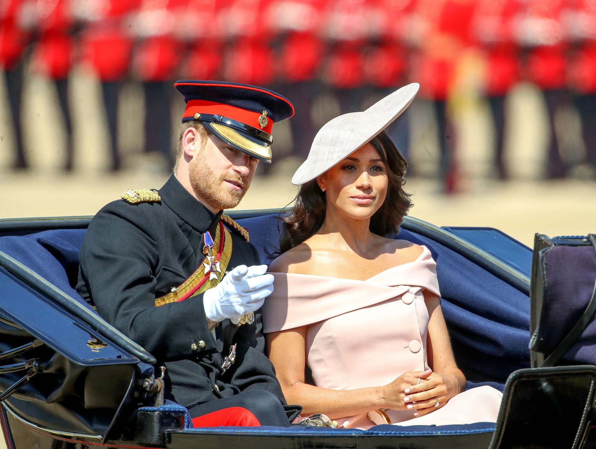 Đầu tiên chính là hình ảnh của Meghan Markle tại lễ Trooping The Color năm 2018 khi diện mẫu váy trễ vai dự lễ Trooping The Color. Đây vốn là sự kiện vô cùng trang trọng nên trang phục của Meghan bị đánh giá là gợi cảm quá đà.