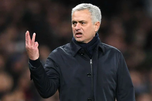 HLV Mourinho không hài lòng với những quyết định của trọng tài.