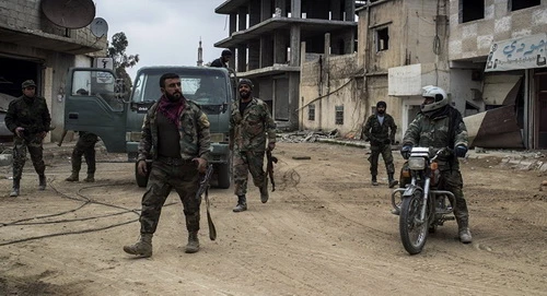 Binh sĩ Quân đội chính phủ Syria đã chặn một đoàn xe quân sự của Mỹ. Ảnh: Al Masdar News.