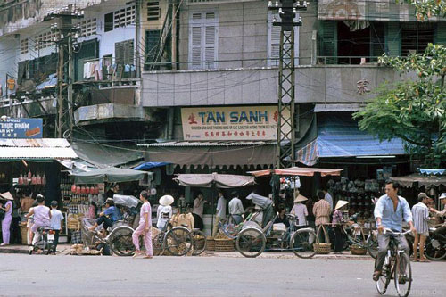 Kho ảnh khổng lồ về Việt Nam 1991-1993: Bên hè phố Sài Gòn
