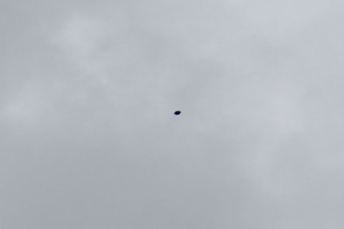 Phát hiện 'quả trứng lạ' khổng lồ biết bay nghi là UFO