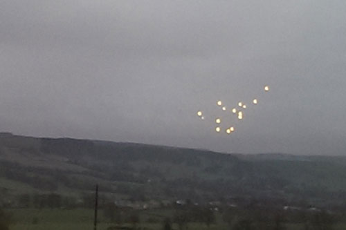 Khối lửa lạ nghi UFO chao lượn trên bầu trời Anh