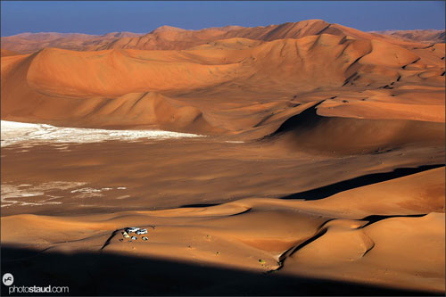 Kỳ lạ những dòng sông băng chảy giữa sa mạc