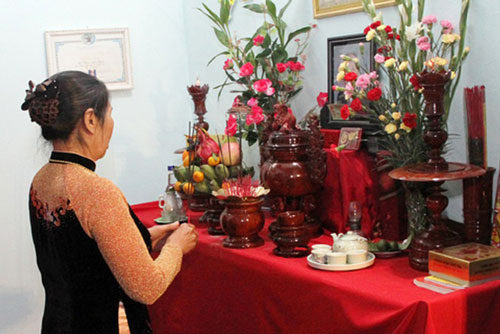 Cách bố trí bát hương bên nội, ngoại cùng một ban thờ