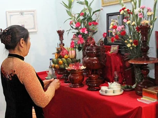 Cách bố trí bát hương bên nội, ngoại cùng một ban thờ