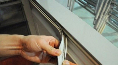 Đường gioăng tủ lạnh bị nấm mốc, đừng vội mua mới mà hãy áp dụng 4 cách làm sạch dưới đây