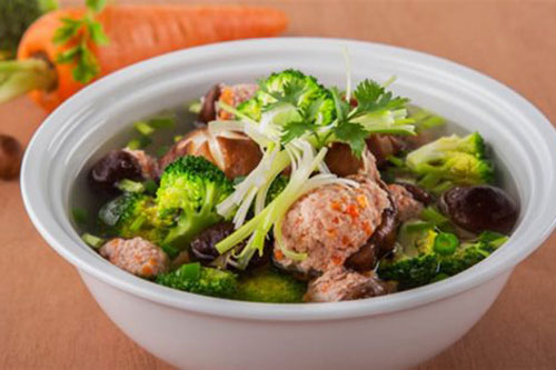 Tết đến, mẹ đảm nấu canh gà nấm vừa ngon vừa giàu dinh dưỡng, ai cũng thích mê