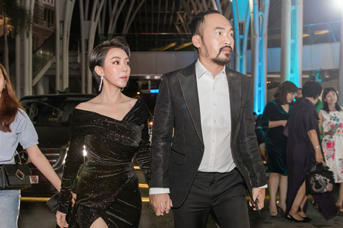 Tiến Luật cười tít mắt khi Thu Trang cắt tóc ngắn, gửi lời xin lỗi ngay trên sóng trực tiếp WeChoice