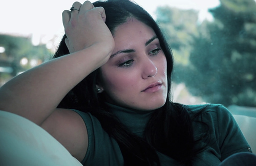 Đang làm việc thì mẹ chồng gọi điện, tôi trở về và bàng hoàng khi thấy bà đang ngồi trước mảnh vải trắng tinh đã được thắt trên cột nhà