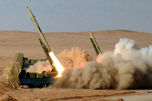 Một trong những loại vũ khí nguy hiểm nhất mà Iran đang sở hữu đó là các loại tên lửa đạn đạo. Dù bị cấm vận suốt hơn 40 năm nay, Iran vẫn nghiên cứu và phát triển được nhiều loại tên lửa đạn đạo khiến phương Tây phải 