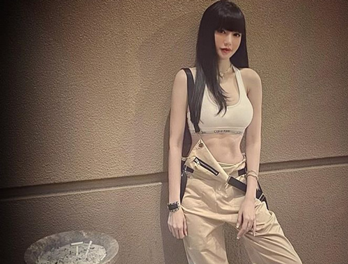 Eo bé kỷ lục 54-55cm, Chi Pu và Elly Trần tích cực mặc áo ngắn khoe bụng