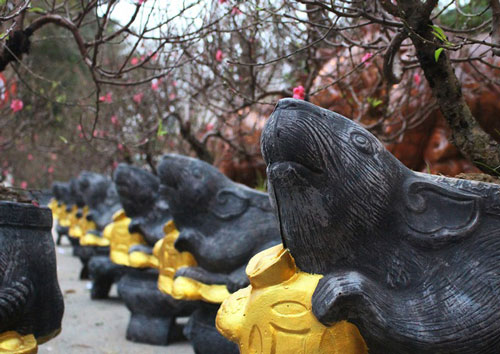 Độc đáo chuột vàng cõng hoa đào mừng xuân Canh Tý