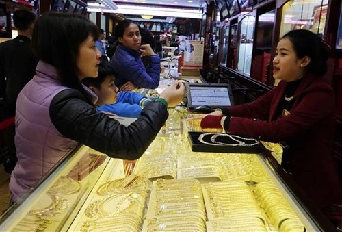 Khách hàng giao dịch tại Công ty vàng Bảo Tín Minh Châu, phố Trần Nhân Tông (Hà Nội). Ảnh: TTXVN.