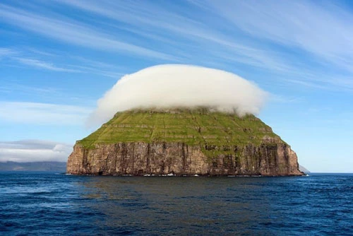 Vẻ đẹp đặc biệt của hòn đảo “đội mây” nằm giữa đại dương. (Nguồn: Amusing Planet)