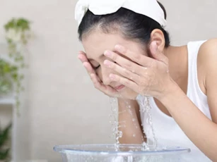 Chỉ cần thêm thứ này vào nước rửa mặt, không dùng mỹ phẩm da cũng căng bóng mịn màng