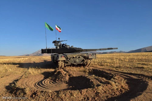 Ngoài Trung Quốc, Iran cũng được coi là một chuyên gia “dịch mã ngược” hay còn gọi là sao chép công nghệ vũ khí của các quốc gia khác. Mới đây Iran cho ra mắt siêu tăng Karrar, nhiều chuyên gia cho rằng chiếc xe tăng này có nhiều điểm tương đồng với xe tăng T-90MS của Nga.