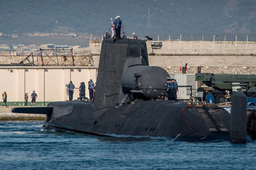 Các phương tiện truyền thông quốc tế báo cáo rằng một tàu ngầm tấn công hạt nhân lớp Astute của hải quân hoàng gia Anh đã có mặt ở ngoài khơi bờ biển Iran.
