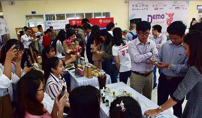 Sản phẩm của các đơn vị, doanh nghiệp khởi nghiệp đổi mới sáng tạo tỉnh Thừa Thiên Huế tham gia trưng bày, giới thiệu tại chương trình “Demo Day - Ngày hội kết nối đầu tư năm 2019”