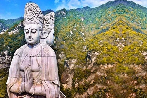 Bức tượng Quan Âm ba mặt hay còn gọi Tam Diện Quan Âm là một trong những pho tượng được các Phật tử biết đến. Thế nhưng, không phải ai cũng rõ nguồn gốc của bức tượng này. Nguồn gốc của bức tượng Tam Diện Quan Âm có liên quan đến một truyền thuyết. 