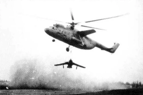 Chính thức phục vụ trong biên chế Quân đội Liên Xô từ năm 1959, Mi-6 cũng xuất hiện trong biên chế quân đội của nhiều nước trong đó có cả Việt Nam từ năm 1965. Tới nay, hầu hết những chiếc trực thăng Mi-6 trên thế giới đều đã ngưng hoạt động. Nguồn ảnh: Pinterest.