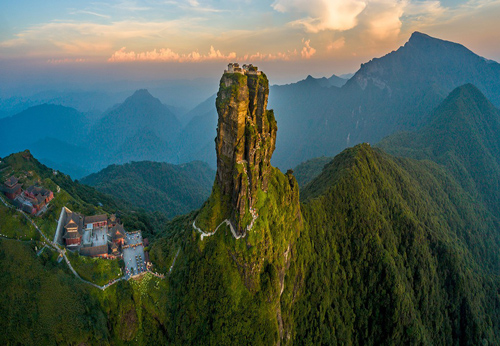 Choáng ngợp 2 ngôi chùa cổ vờn mây trên đỉnh núi tiên