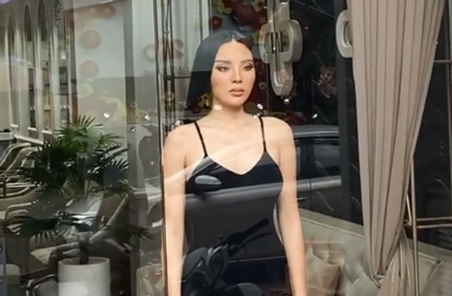 Kỳ Duyên giả vờ làm ma nơ canh nhưng lại giống hệt vì gương mặt cứng đờ, vừa hài vừa đáng sợ