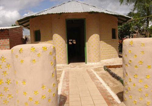 Độc đáo ngôi nhà xây từ những chai nhựa bỏ đi