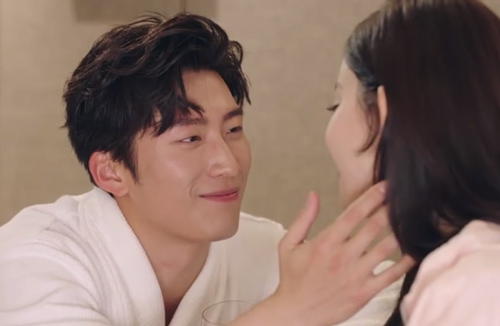 Ế quá nên lấy đại anh chàng keo kiệt nhất công ty, ai ngờ đêm tân hôn chồng tặng vợ 2 tỷ, quá trình tiết kiệm của anh nghe mới "choáng váng"